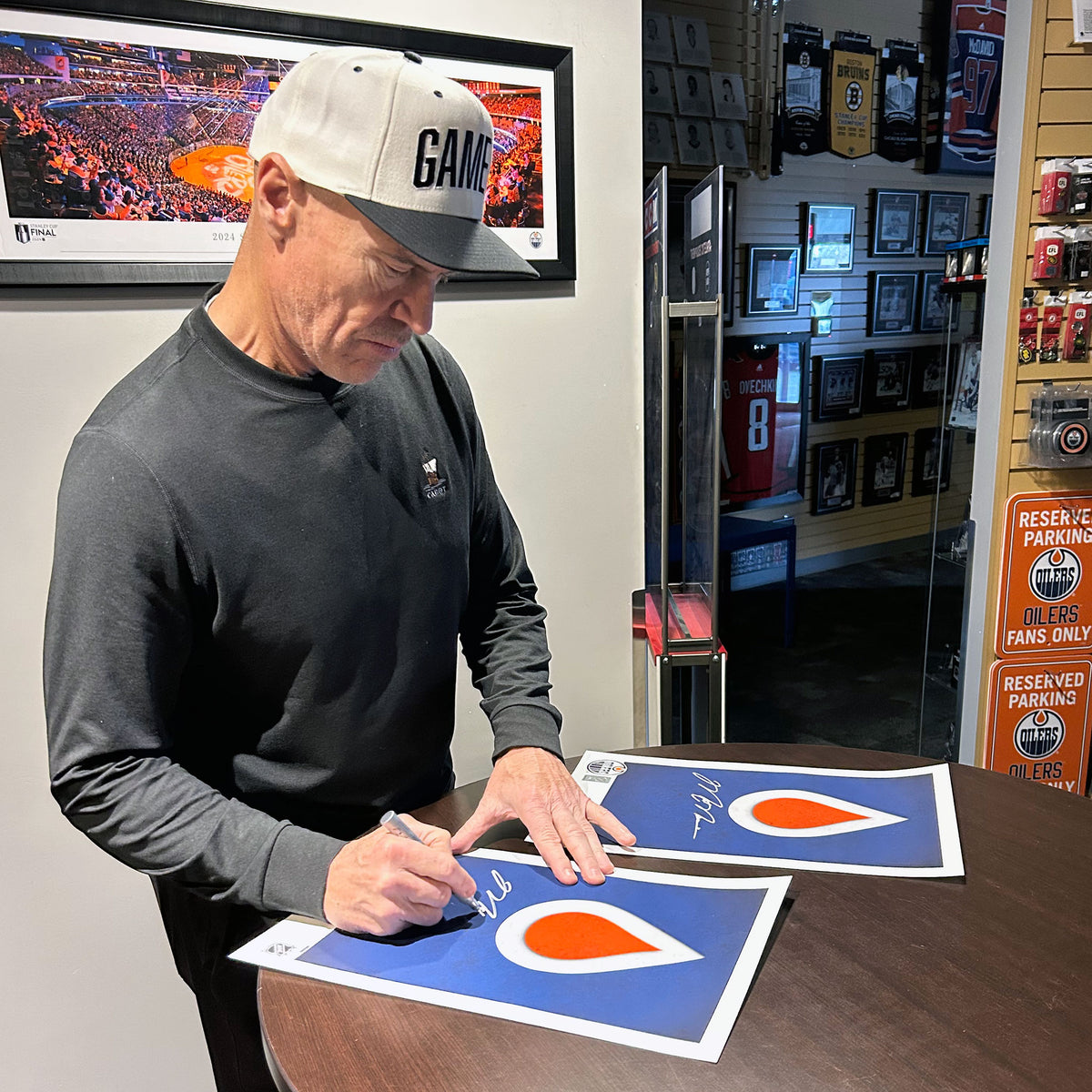Mark Messier Signed Edmonton Oilers Minimalist Logo 11x17 Framed Print