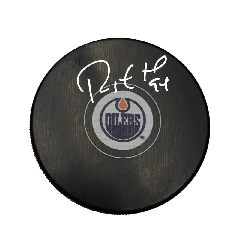 Black NHL hockey puck with Edmonton Oilers logo, signed by Ryan Smyth. 