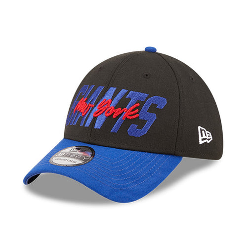Angled side view of 2022 New York Giants NFL Draft cap from New Era. Design features embroidered team name on front panels; body of cap is constructed in black with contrasting team colour brim and embroidery.