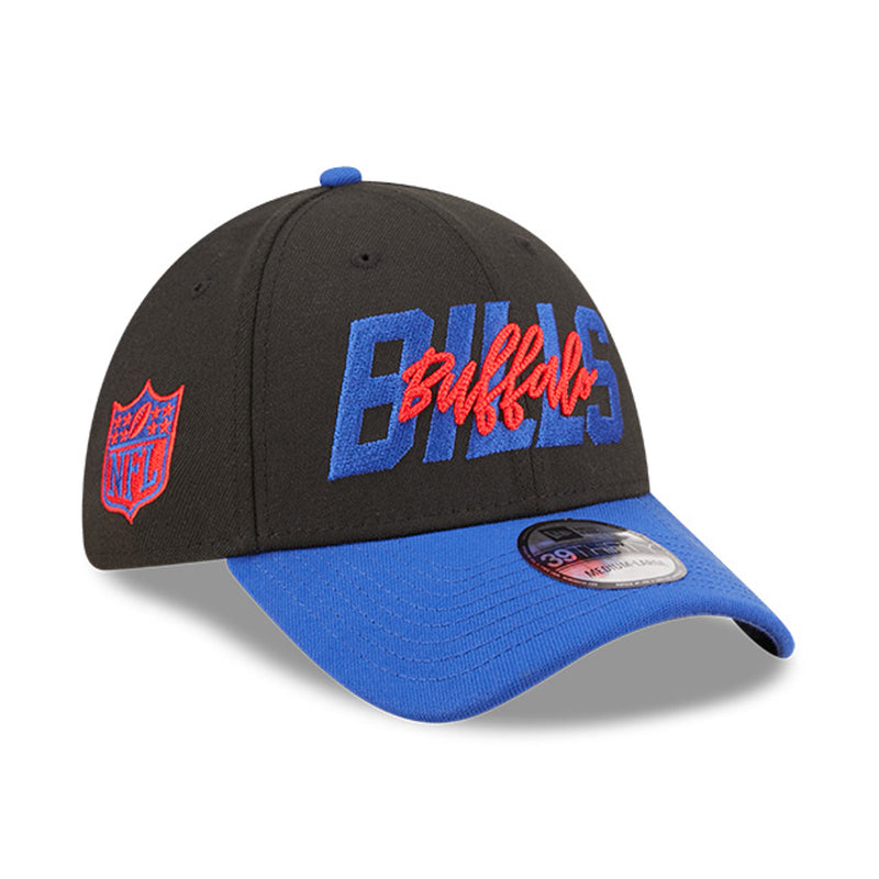 Angled side view of the Buffalo Bills NFL Draft cap from New Era. Design features embroidered team name on front panels; body of cap is constructed in black with contrasting team colour brim and embroidery.