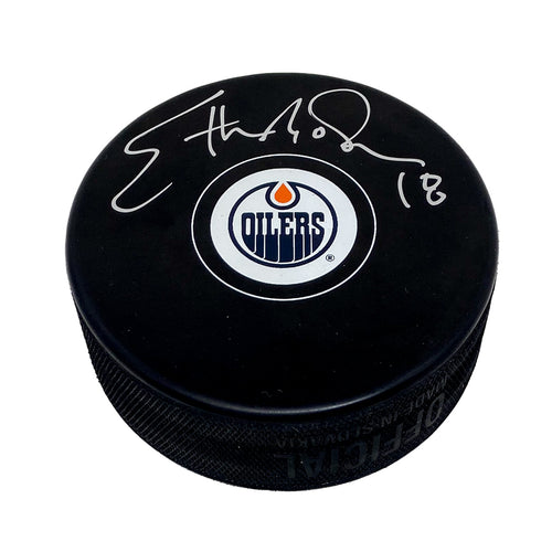 Edmonton Oilers souvenir puck signed by Ethan Moreau in silver ink on the top half of the puck . 